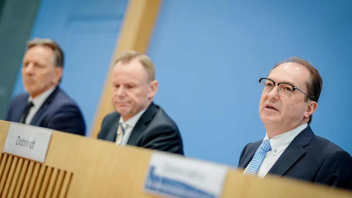 Vorstellung der Polizeilichen Kriminalstatistik 2025: 20.04.2026, Berlin: Holger Münch (l-r), Präsident des Bundeskriminalamtes (BKA), Andy Grote (SPD), Vorsitzender der Innenministerkonferenz (IMK), und Senator für Inneres und Sport der Stadt Hamburg, und Alexander Dobrindt (CSU), Bundesinnenminister, stellen die Polizeiliche Kriminalstatistik 2025 in der Bundespressekonferenz vor. Foto: Kay Nietfeld/dpa +++ dpa-Bildfunk +++