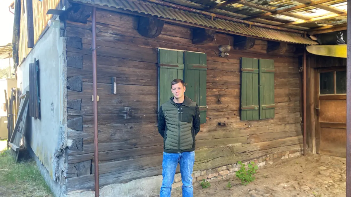 Muss das älteste Haus in Kieselwitz erhalten: Eigentümer Florian Wonneberger. Dieses Blockbohlen-Bauernhaus wurde gegen 1770 gebaut.