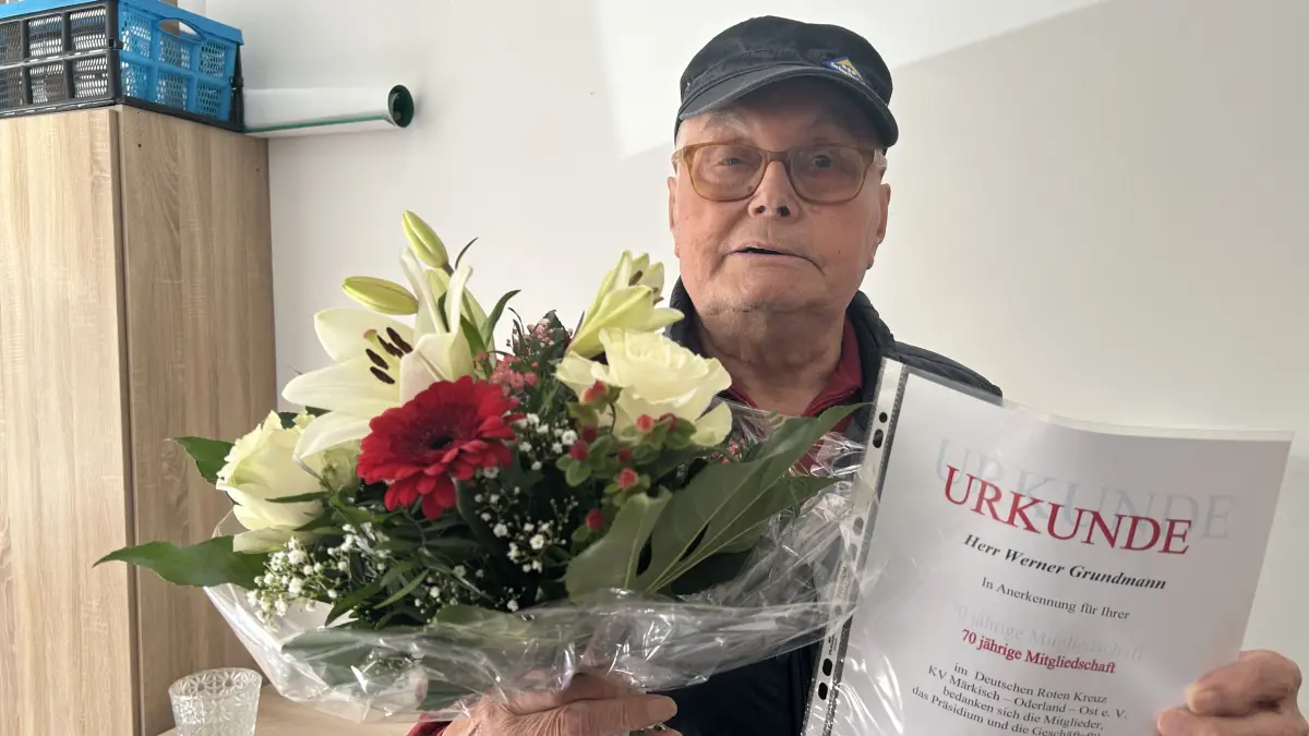 Werner Grundermann ist seit 70 Jahren Mitglied beim DRK in Bad Freienwalde und noch länger bei der Feuerwehr. Sein Antrieb: Menschen helfen.