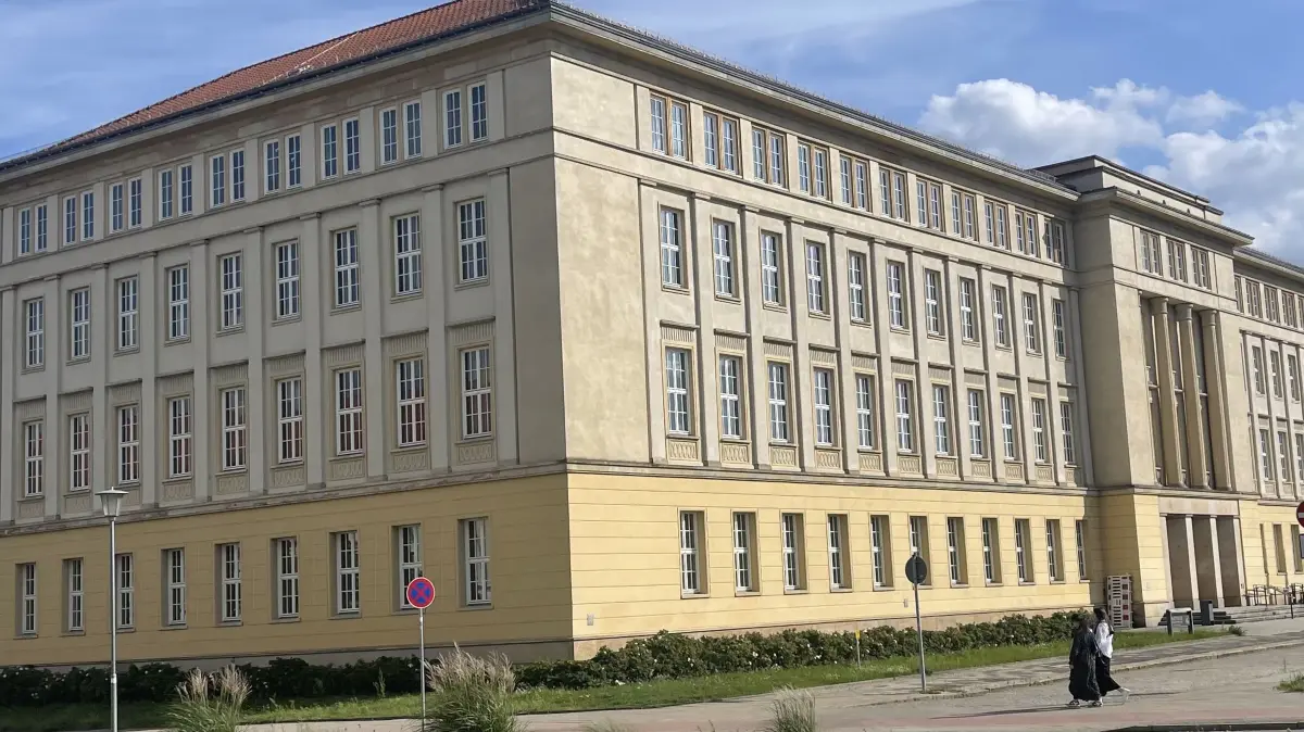 Im Rathaus in Eisenhüttenstadt wurde kürzlich am Wochenende Einbruchalarm ausgelöst. Tatsächlich traf Bürgermeister Marko Hnekel, der vom Wachschutz informiert worden war, auf zwei Fremde.