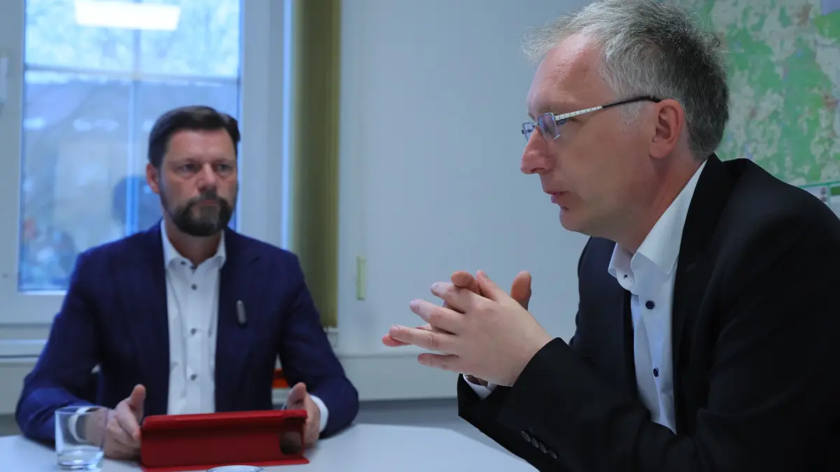 Amtsinhaber Matthias Rudolph und Herausforderer Mathias Papiendieck treffen beim Showdown im Fürstenwalder Hof aufeinander.