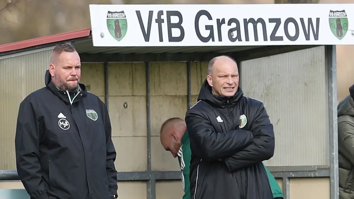 Gramzow, 11.04.2026, FB LK VfB Gramzow - Rot-Weiß Prenzlau, Christian Schröder (Mitte/Co-Trainer) und Cheftrainer Pascal Högelow