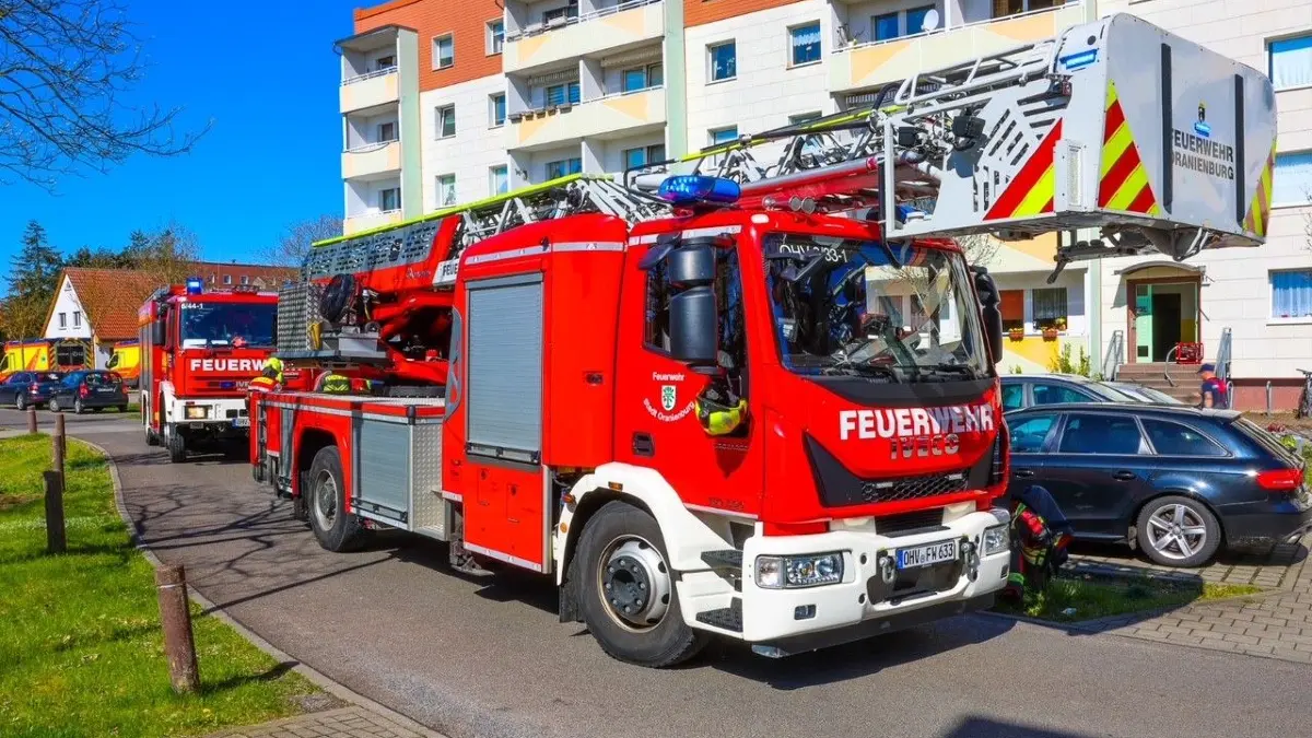 Großeinsatz in Oranienburg: Die Löschzüge aus Oranienburg-Innenstadt, Lehnitz und Germendorf waren am Dienstagvormittag (21. April 2026) in der Kitzbüheler Straße im Einsatz. Dort gab es in einer Wohnung, in der ein Mann sich aufhielt, einen Brand.