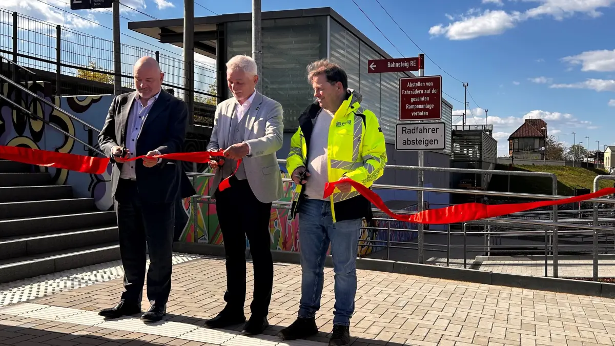 Eröffnung der Fahrrad-Anlage am Bahnhof Erkner. Für Robert Crumbach (SPD), Minister für Infrastruktur und Landesplanung in Brandenburg, war es sogar das erste rote Band in seinem noch recht frischen Amt. (v.l.n.r. Robert Crumbach, Bürgermeister Henryk Pilz , Herr Kosemund von der BAB, Karla Kosche von der Stadtverwaltung Erkner)