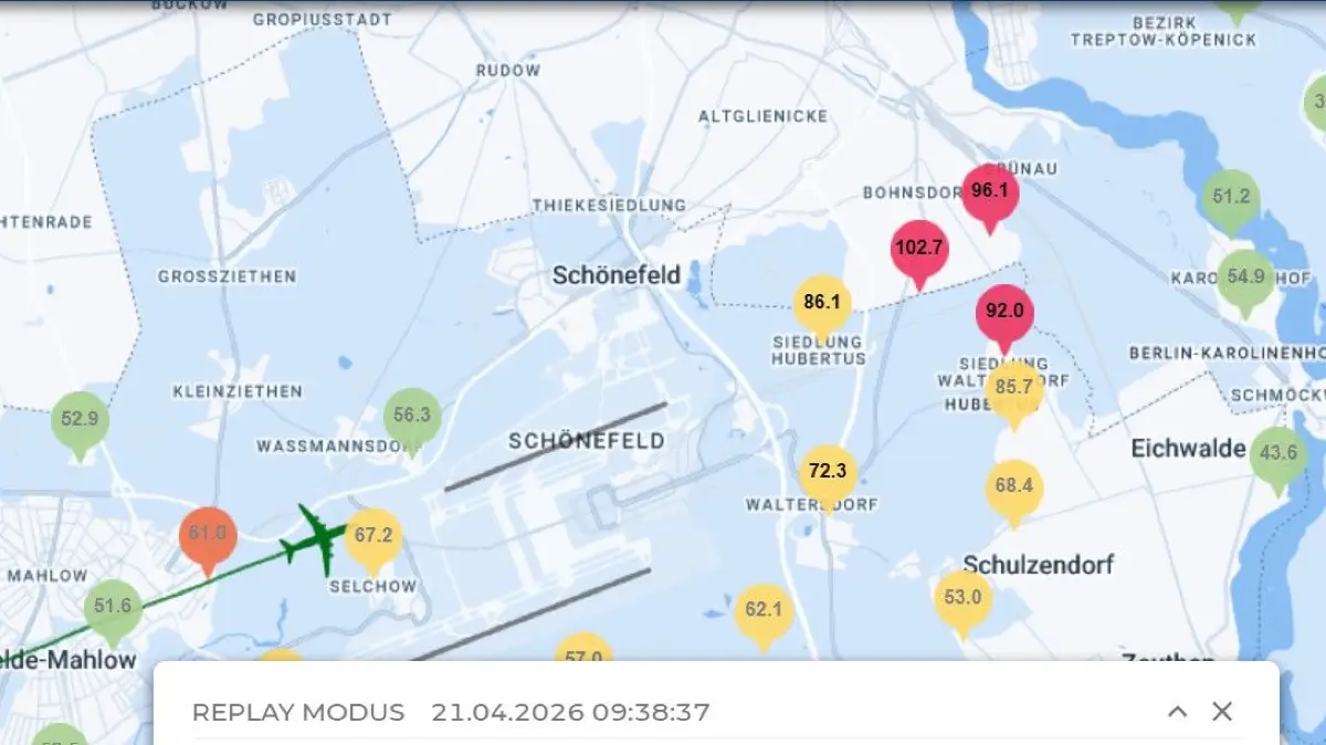 Die Eurofighter auf der Fluglärmseite des Flughafens BER um genau 9.38 Uhr und 42 Sekunden. Die Lärmspitze von 102,7 wurde wie bereits zuvor an der Messstation in Bohnsdorf erreicht. In Grün ist die eskortierte Bundeswehrmaschine aus München zu sehen. Die Kampfjets bleiben auf der Karte unsichtbar.