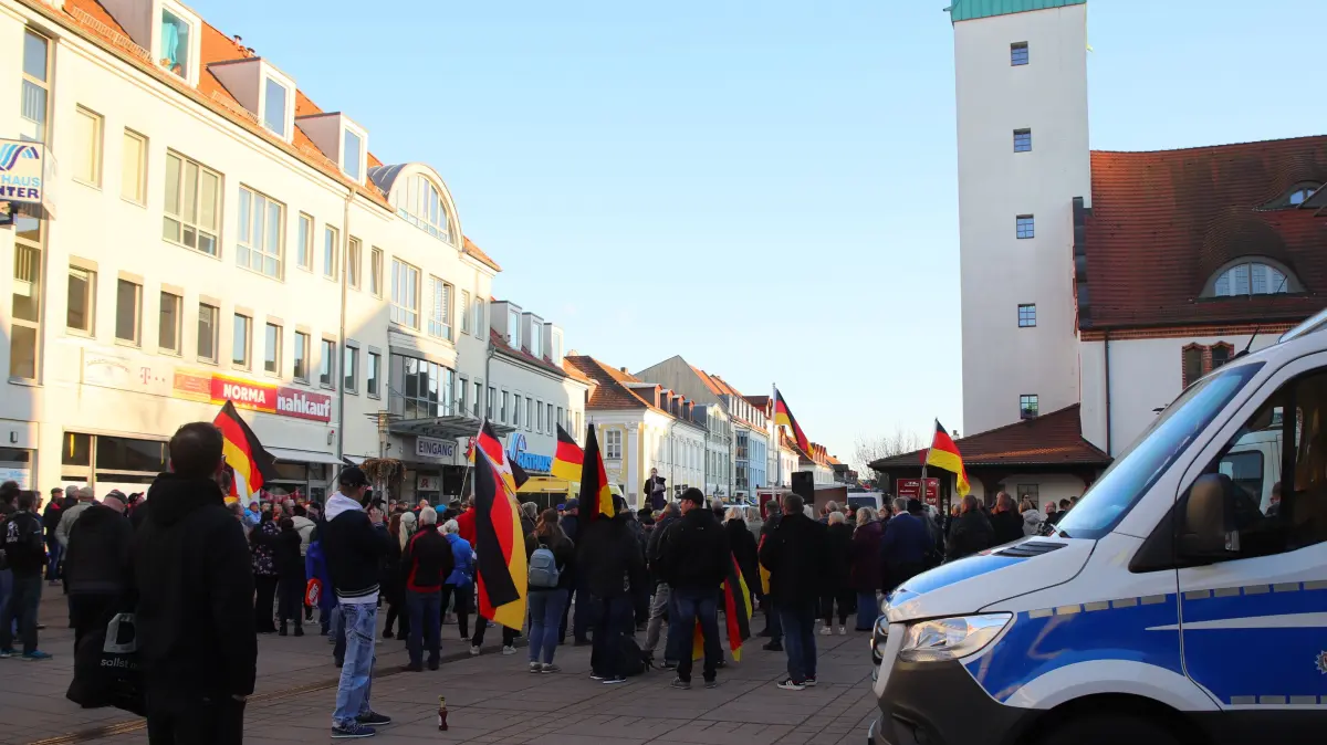 Blick auf den Marktplatz von Fürstenwalde. Dort nahmen zwischen 200 und 250 Menschen an einer AfD-Demo teil. Die Polizei war mit einem Großaufgebot vor Ort.