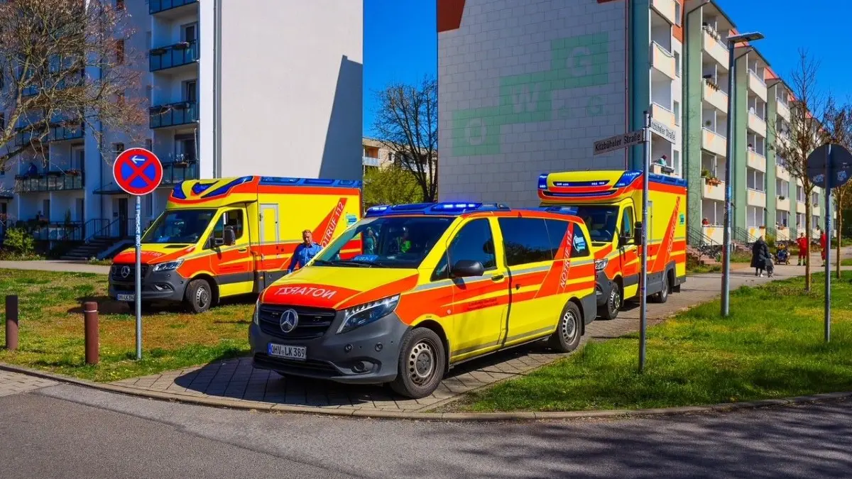Mehrere Krankenwagen wurden alarmiert, als am Dienstagvormittag (21. April) die Meldung von einem Brand in einem Mehrfamilienhaus in der Kietzbüheler Straße in Oranienburg kam.