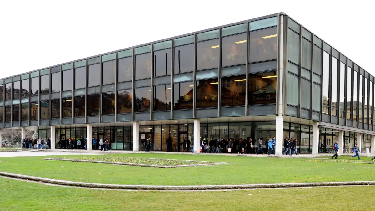 Der baden-württembergische Landtag in der Innenstadt von Stuttgart, aufgenommen am Dienstag (25.01.2011). Das Gebäude aus dem Jahre 1961 erscheint für die modernen Anforderungen zu klein, ein Parlamentsneubau würde bis zu 124 Millionen Euro kosten. Dies ergab ein Gutachten, über das das Landtagspräsidium beraten will. Foto: Bernd Weißbrod dpa/lsw (Zu lsw Thema des Tages vom 25.01.2011) ++ +++ dpa-Bildfunk +++