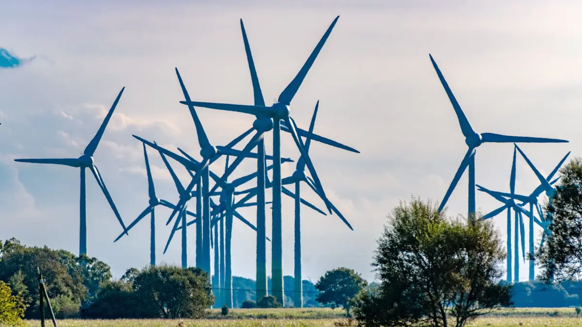 Energiepreise im Fokus des Petersberger Klimadialogs: Windraeder in Hagermarsch an der Nordseekueste (Themenfoto vom 17.09.2021). Zum Auftakt des Petersberger Klimadialogs hat Umweltminister Carsten Schneider (SPD) fuer die Energiewende geworben. Die aktuelle Energiepreiskrise sei "eine Krise der fossilen Energien", sagte er am Dienstag in Berlin vor Klimapolitikern aus rund 40 Staaten. Fossile Energien lieferten nicht die verlaessliche Grundlage, die Menschen, Unternehmen und Volkswirtschaften benoetigten. "Wir muessen unabhaengiger werden von teurem und unsicherem Oel und Gas." (Siehe epd-Meldung vom 21.04.2026) *** Local Caption *** 00482596