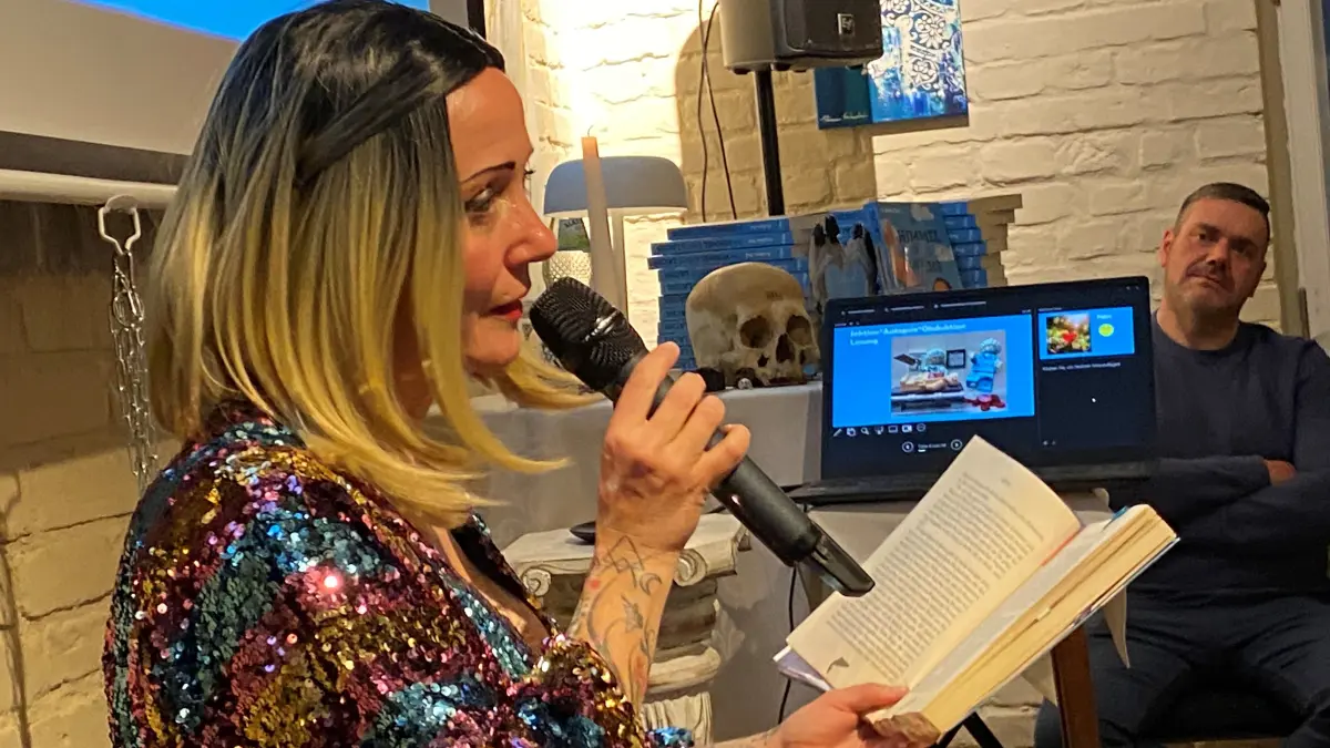 Liest aus ihrem Buch Im Himmel gibt es Lachs: Bestseller-Autorin Judith Brauneis im Kunsthof Fürstenberg.