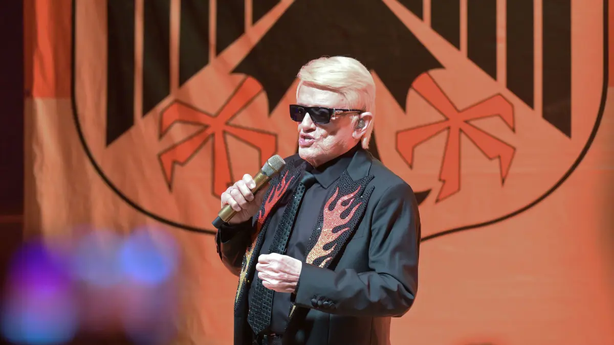 Spielt immer wieder mit Symbolen, die Kritiker als anschlussfähig nach rechts sehen: Heino. Gegen die die Vereinnahmung durch die AfD wehrt sich der Schlagersänger nun aber - und ist damit nicht der erste Musiker.