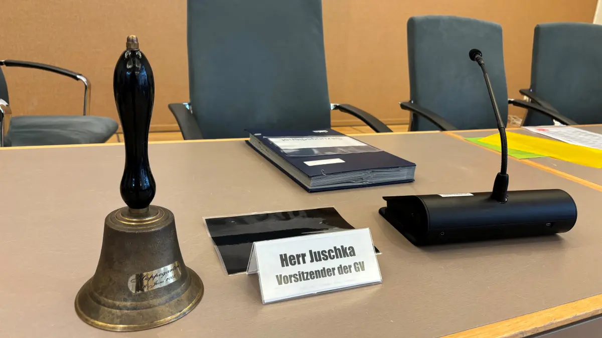 Leere Stühle am Präsidium der Gemeindevertretung. Der Vorsitzende Kay Juschka brach nach etwa einer Minute die Sitzung ab.