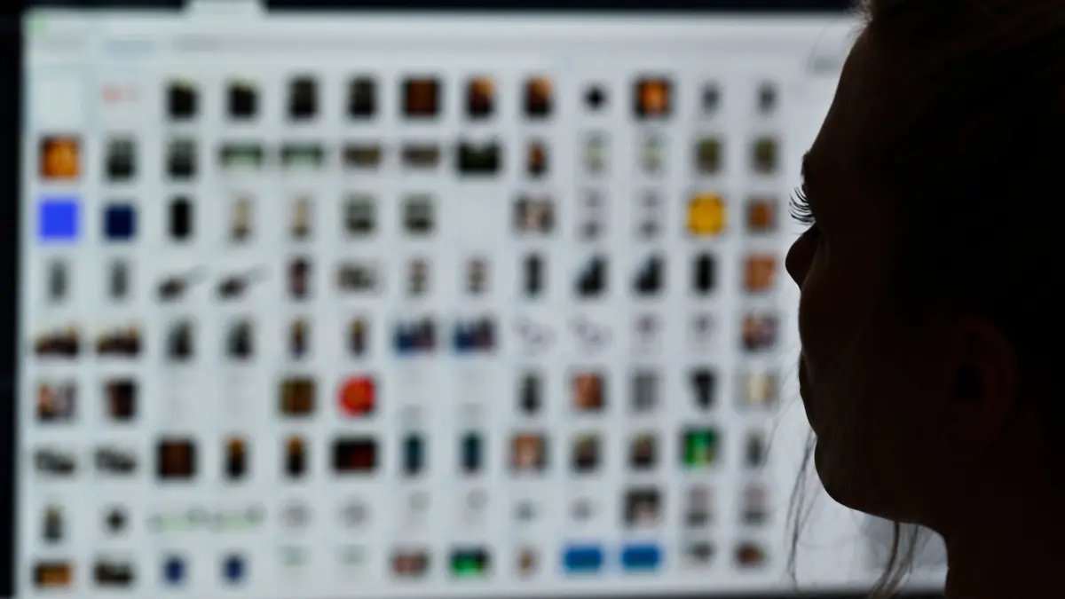 Kinderpornografie: ARCHIV - 15.04.2021, Hessen, Gießen: Eine Kriminaloberkommissarin sitzt vor einem Auswertungscomputer bei Ermittlungen gegen Kinderpornografie und sexuellen Missbrauch. Mit einer Durchsuchungsaktion sind Ermittler in Hessen gegen Kinderpornografie und Kindesmissbrauch vorgegangen. Dabei seien 69 Wohnungen von 71 Beschuldigten durchsucht worden, teilten das Landeskriminalamt (LKA) und die Generalstaatsanwaltschaft Frankfurt mit. (zu dpa: «Razzia gegen Kinderpornografie in Hessen») Foto: Arne Dedert/dpa +++ dpa-Bildfunk +++