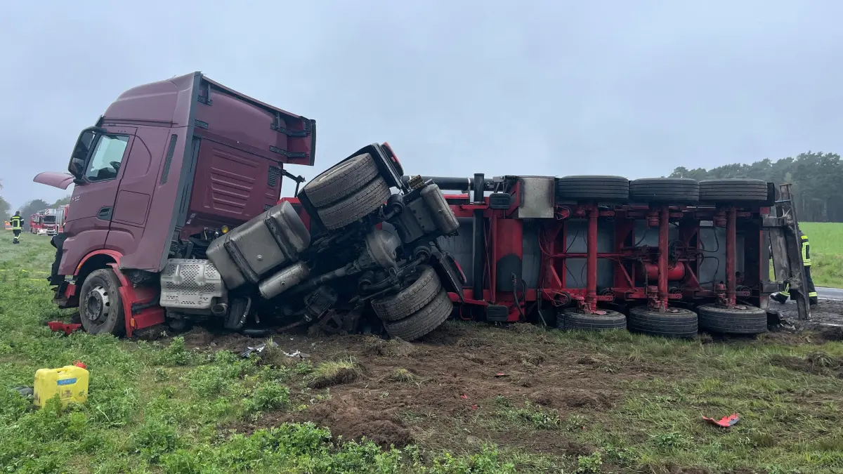 Siehdichum. Auf der Landesstraße L37 zwischen Pohlitz und Rießen ist am 20.04.2026 ein mit Fettasche beladener Lkw Tanklaster von der Fahrbahn abgekommen. Die Bergung gestaltet sich schwierig und wird am Folgetag (21.04.) versucht. Bild vom 20.04.2026 Foto: Amtsfeuerwehr Schlaubetal/Steffen Barck