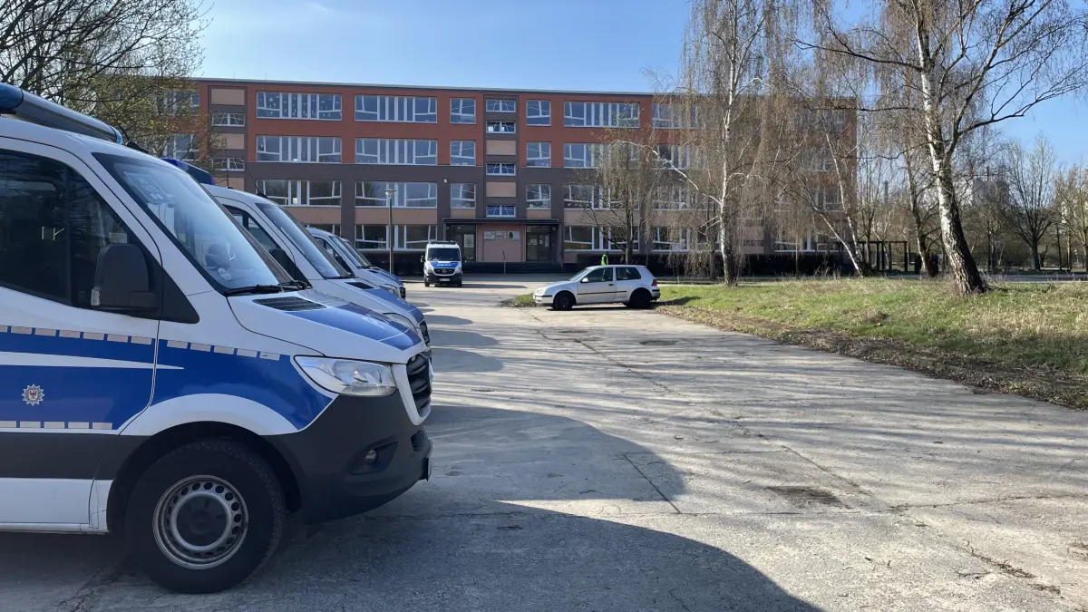 Einsatzübung unter realitätsnahen Bedingungen: Mehrere Mannschaftswagen der Polizei standen am 2. April vor der meko-Grundschule in Frankfurt (Oder).