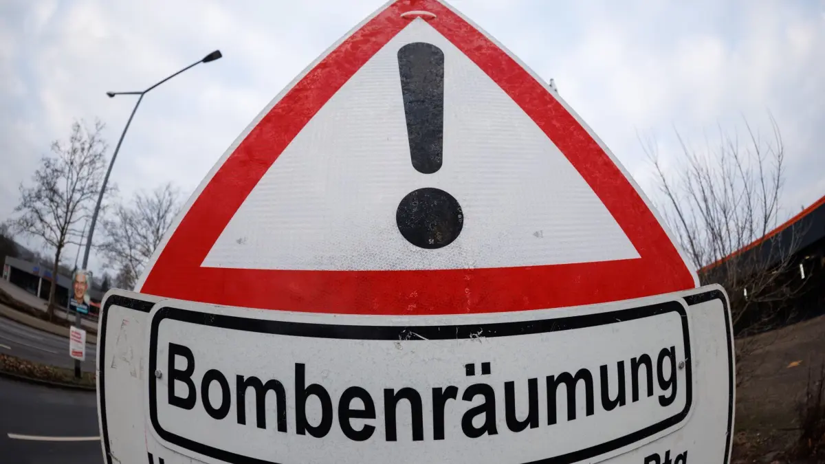 Bombenentschärfung Symbolbild: ARCHIV - 16.02.2025, Niedersachsen, Osnabrück: Blick auf ein Verkehrsschild «Bombenräumung». Nach dem Fund von fünf Weltkriegsbomben in Potsdam sollen heute drei von ihnen unschädlich gemacht werden. (zu dpa: «Drei der fünf gefundenen Bomben werden heute entschärft») Foto: Friso Gentsch/dpa +++ dpa-Bildfunk +++