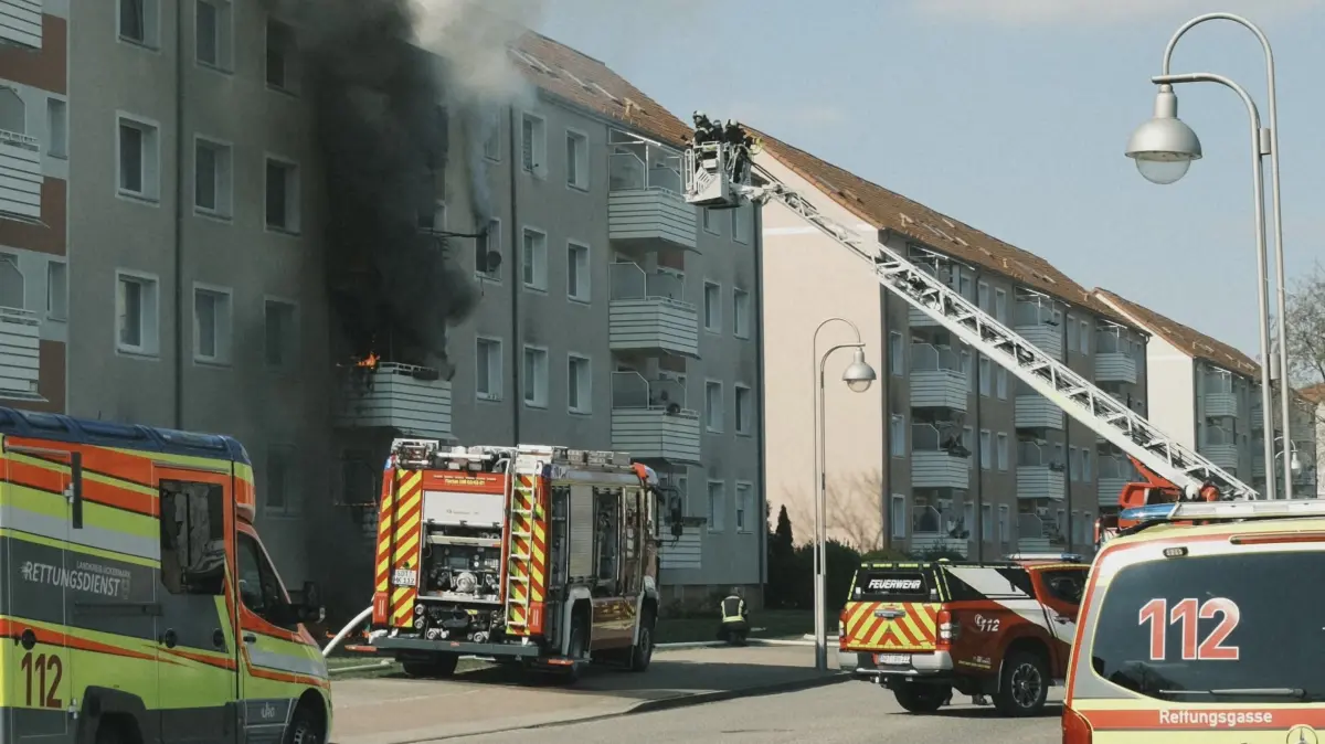 Rettungskräfte im Einsatz bei einem Wohnungsbrand in der Berliner Straße in Schwedt. Welche Schäden das Feuer verursacht hat.