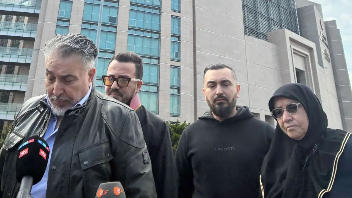 dpatopbilder - 21.04.2026, Türkei, Istanbul: Die Hinterbliebenen der in Istanbul verstorbenen Familie aus Hamburg, Mutter Cemile Yilmaz (r), Vater Yilmaz Böcek (l) und Bruder Mustafa Böcek (2.v.r.) kommen mit
Anwalt Yasar Balci zum Prozess um den Tod einer vierköpfigen Familie. Yilmaz' Sohn hatte für seine Frau und die beiden Kinder einen Urlaub in der türkischen Metropole organisiert. Alle vier starben an einer Vergiftung durch ein im Hotel verwendetes Insektizid. Foto: Linda Say/dpa +++ dpa-Bildfunk +++