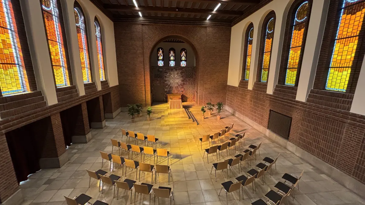 Die Haupthalle der Trauerhalle musste nach dem Brand umfassend saniert werden, da Löschwasser in den Raum eingedrungen war. Jetzt kann der Saal für Trauerfeiern auf dem Hauptfriedhof in Frankfurt (Oder) wieder genutzt werden.