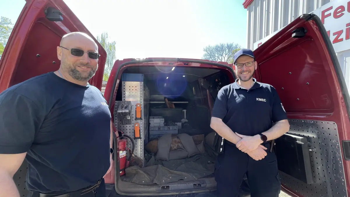 Bomben entschäft: Sprengmeister Matthias Metke, Truppführer des Kampfmittelbeseitigungsdienstes der Polizei (r.), und Munitionsfacharbeiter Silvio Giesecke haben am Mittwoch (22. April) in Podelzig bei Lebus zwei deutsche 50-Kilo-Weltkriegsbomben entschärft. Diese war im Ortsteil Wuhden entdeckt worden. 106 Bewohner aus Wuhden und Klessin mussten das Dorf am Morgen verlassen. Bereits um 11 Uhr konnte der Sperrkreis aber wieder aufgehoben werden.Ulf Grieger