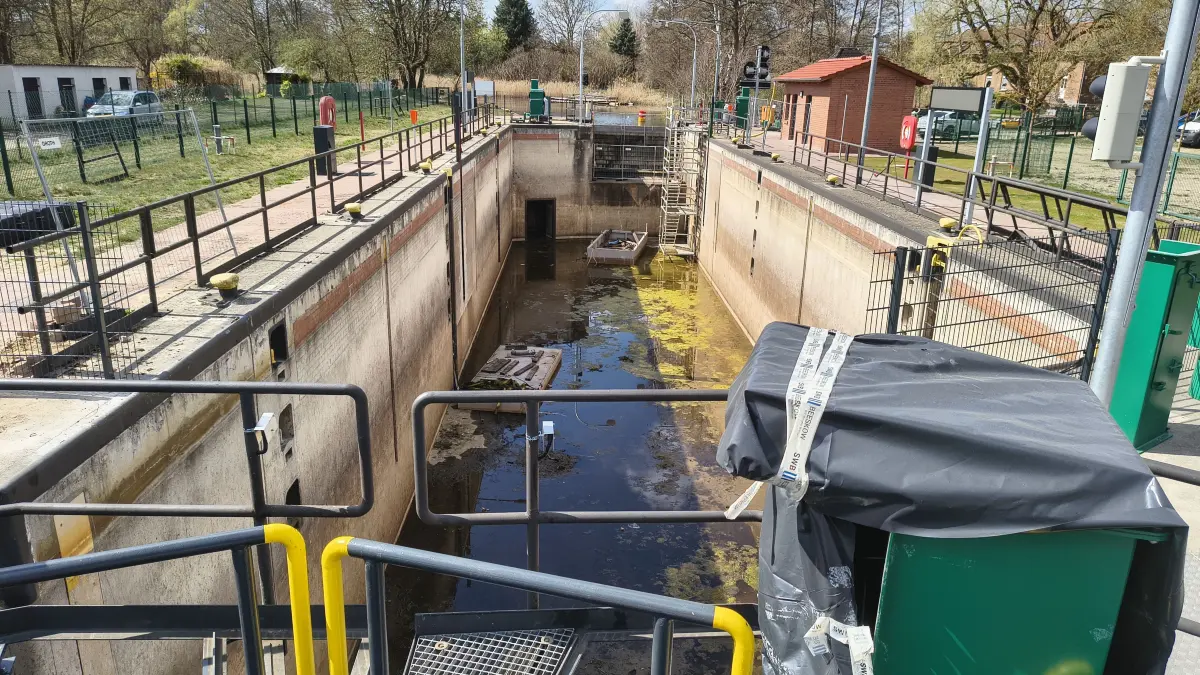 Noch nicht vollständig ausgepackt: Neue Antriebstechnik in historischer Anmutung an der Schleuse Schöpfurth in Finowfurt.