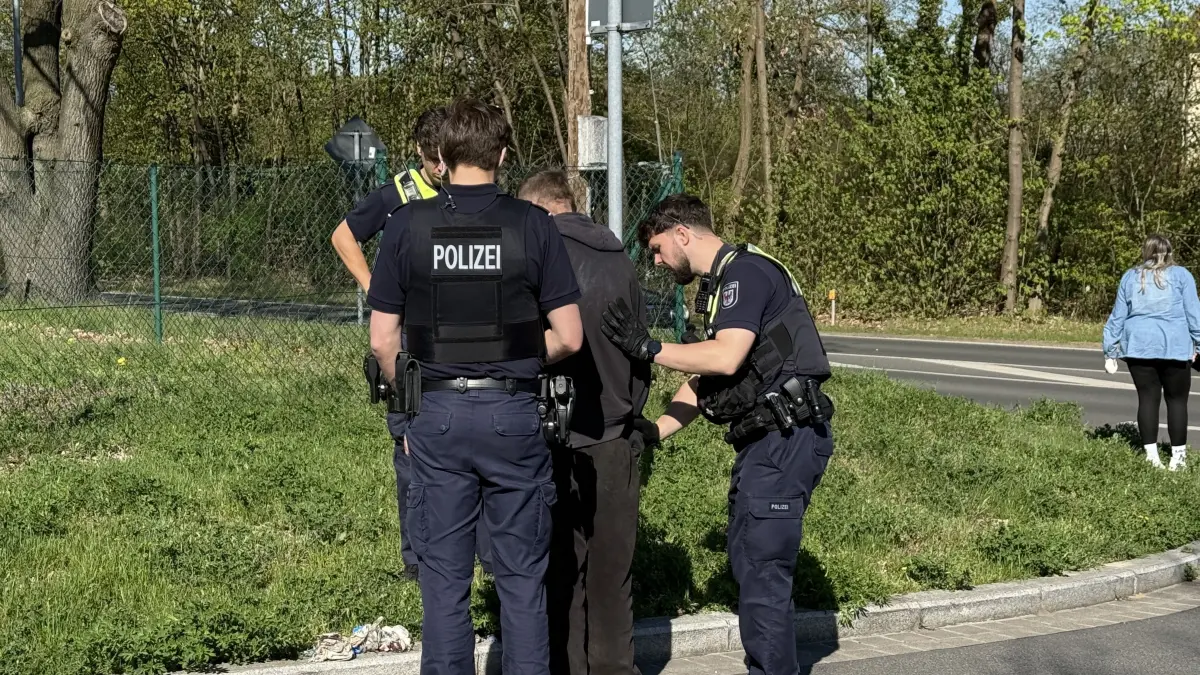 In Neuruppin konnte die Polizei einen mutmaßlichen Brandstifter kurz nach seiner Tat fassen. Der Mann hat im Stadtgebiet zwei Feuer gelegt.