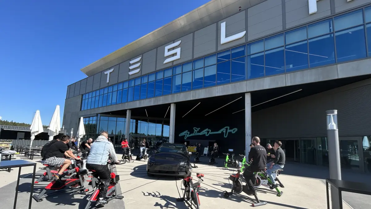 Vor dem Haupteingang der Gigafactory Berlin-Brandenburg in Grünheide wird für den Umweltschutz und das Klima in die Pedale getreten. Die Energie, die dabei entsteht wird für einen speziellen Zweck genutzt.