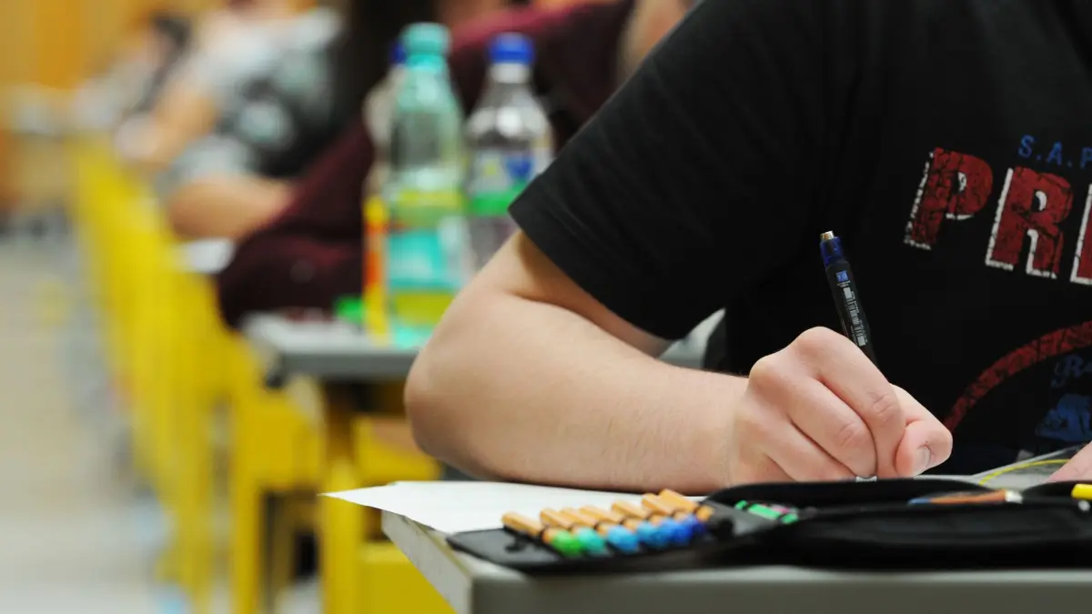 Abitur-Prüfung: ARCHIV - 13.05.2011, Bayern, Straubing: Abiturienten schreiben in Bayern eine Abiturprüfung. (zu dpa: «Startschuss gefallen: Erster G9-Jahrgang schreibt Abitur») Foto: Armin Weigel/dpa +++ dpa-Bildfunk +++