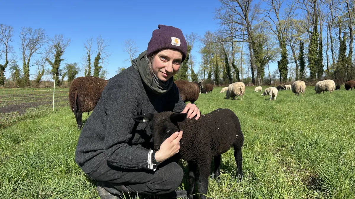 Paula Olschewski hält eine kleine Schafherde und baut Bio-Gemüse in Kremmen an. Wo gibt es die Produkte?
