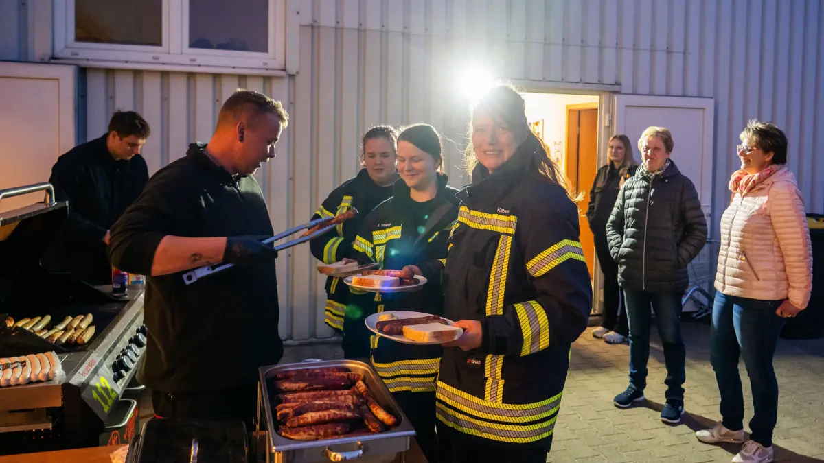 Dankeschön: Meyenburg, 21.04.2026: Nur durch die starke gemeinsame Zusammenarbeit der hauptamtlichen und freiwilligen Einsatzkräfte der Feuerwehr Schwedt/Oder konnte beim Scheunenbrand in Meyenburg am 26.03.2026 Schlimmeres verhindert werden.
Das Dankeschön in Form eines Grillabends wurde von den Anwohnerinnen und Anwohnern der umliegenden Häuser organisiert.