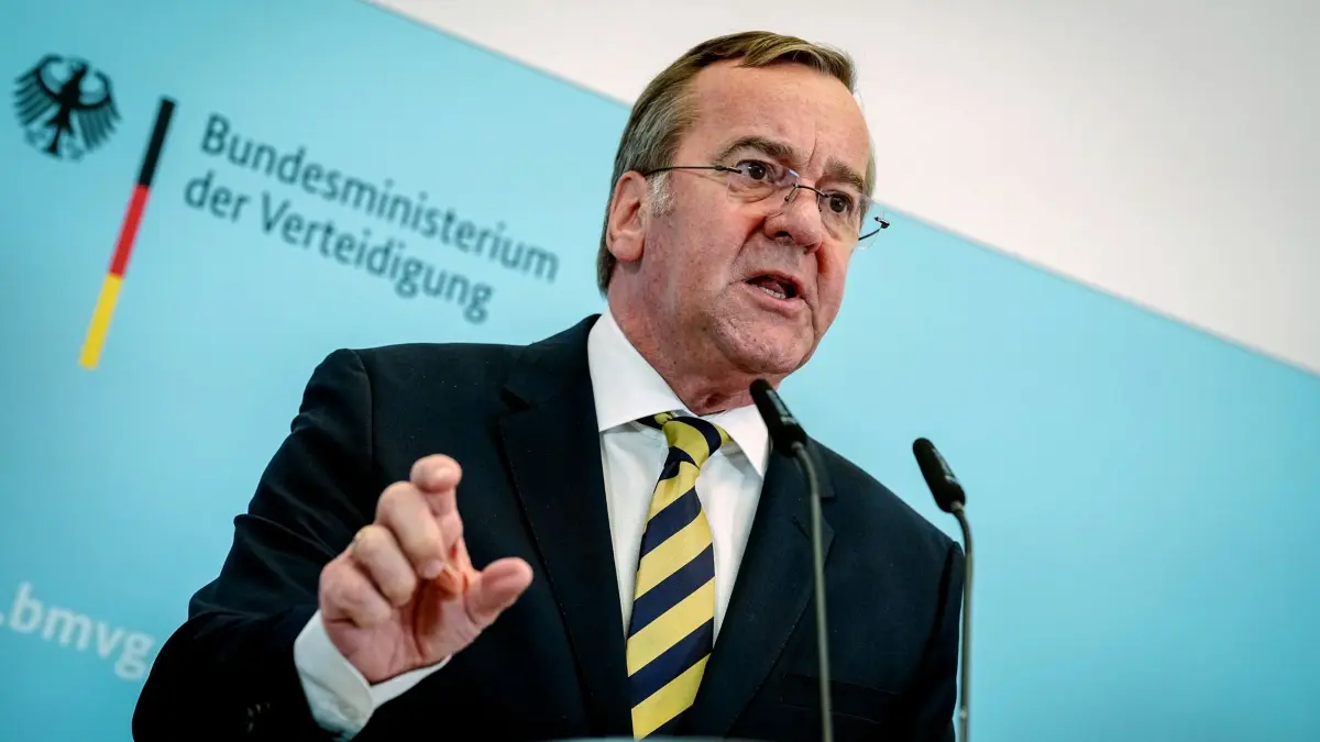 Verteidigungsminister stellt deutsche Militärstrategie vor: 22.04.2026, Berlin: Boris Pistorius (SPD), Bundesminister der Verteidigung, stellt auf einer Pressekonferenz die deutsche Militärstrategie vor. Die erste Militärstrategie beschreibt, wie Deutschland Bedrohungen begegnen wird. Das Fähigkeitsprofil ist der Plan dazu, der Aufbau, Struktur und Umfang der Streitkräfte für die Zukunft festlegt. Foto: Kay Nietfeld/dpa +++ dpa-Bildfunk +++