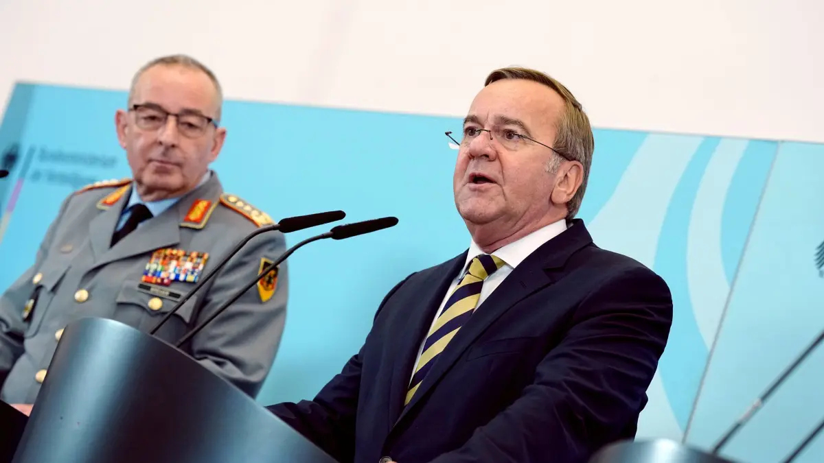 Verteidigungsminister stellt deutsche Militärstrategie vor: 22.04.2026, Berlin: Boris Pistorius (SPD), Bundesminister der Verteidigung, stellt auf einer Pressekonferenz die deutsche Militärstrategie vor. Die erste Militärstrategie beschreibt, wie Deutschland Bedrohungen begegnen wird. Das Fähigkeitsprofil ist der Plan dazu, der Aufbau, Struktur und Umfang der Streitkräfte für die Zukunft festlegt. (zu dpa: «Pistorius legt Militärstrategie für Deutschland vor») Foto: Kay Nietfeld/dpa +++ dpa-Bildfunk +++