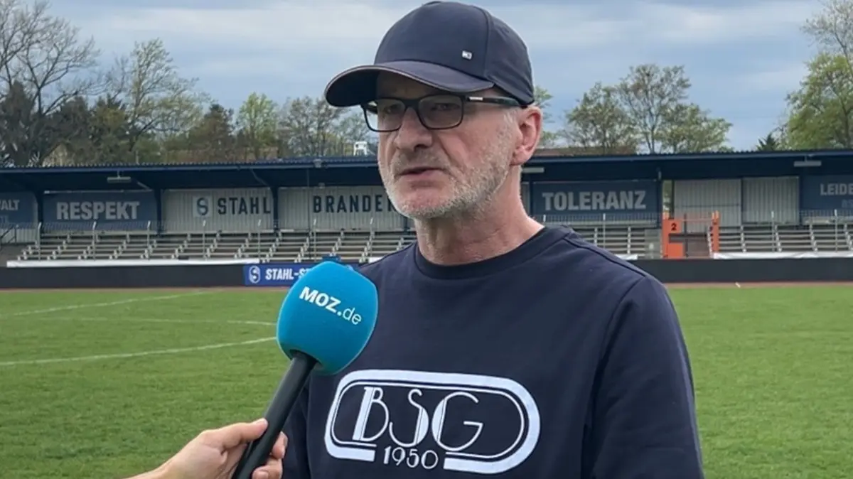 Andreas Koch ist Sportlicher Leiter der BSG Stahl Brandenburg. Vor dem Stadt-Derby beim BSC Süd spricht er am MOZ-Mikrofon über das brisante Duell in der Fußball-Brandenburgliga.