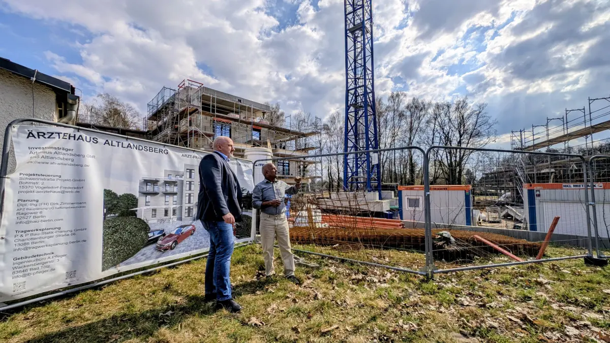 Bürgermeister Michael Töpfer und Bauherr Ravindra Gujjula verschaffen sich an der Baustelle des Ärztehauses in Altlandsberg einen Überblick über den Fortgang des Projekts.