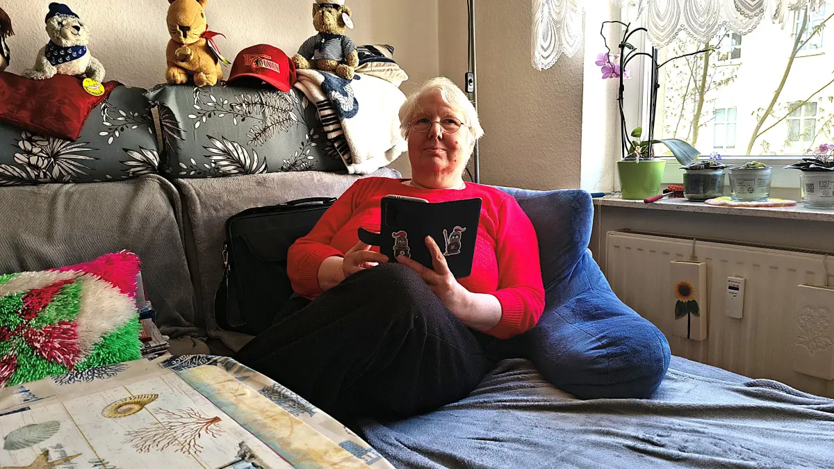 Betty Matros mit ihrem Smartphone. Der kleine digitale Helfer spielt in ihrem Leben eine wichtige Rolle.