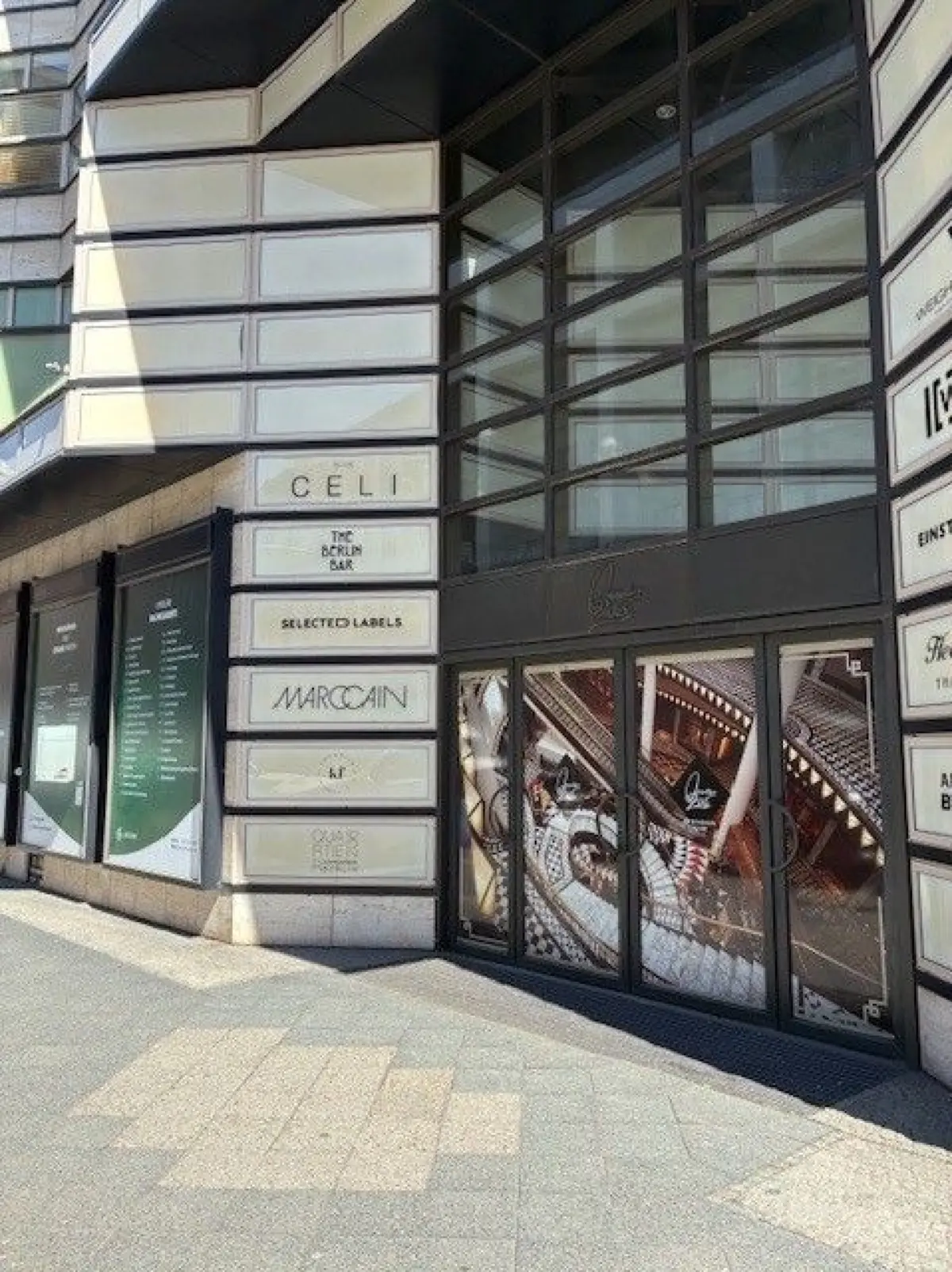 Die Marken, die einst im Quartier 206 in der Friedrichstraße ihre Filialen hatten, stehen immer noch an der Fassade.