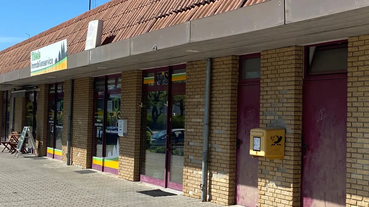 Hier soll bald eine Poststation entstehen: Seit Herbst 2025 ist die Postfiliale aus dem Mehrzweckgebäude am Platz der Freiheit in Brieskow-Finkenheerd verschwunden. Nur noch ein Briefkasten zeugt von der Post.