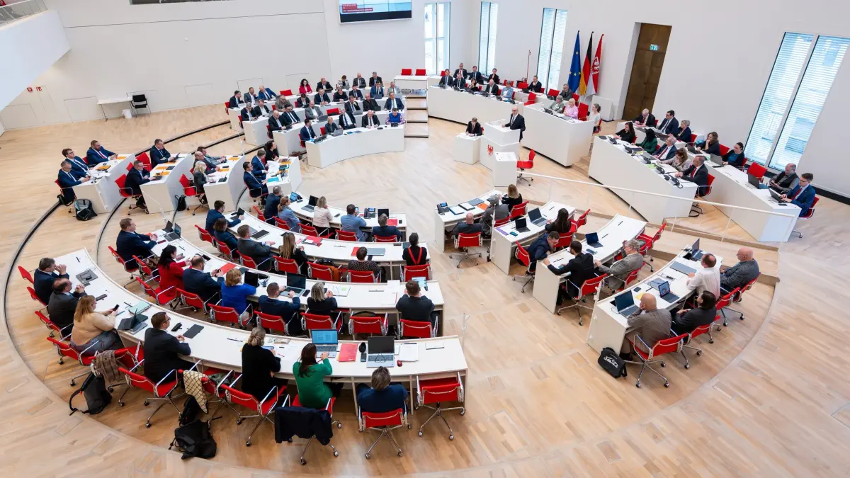 Landtag Brandenburg: ARCHIV - 26.03.2025, Brandenburg, Potsdam: Der Brandenburger Landtag während einer Sitzung. (zu dpa: «Drohnen, Bürokratie, Medien: Brandenburgs neue Gesetze») Foto: Soeren Stache/dpa +++ dpa-Bildfunk +++