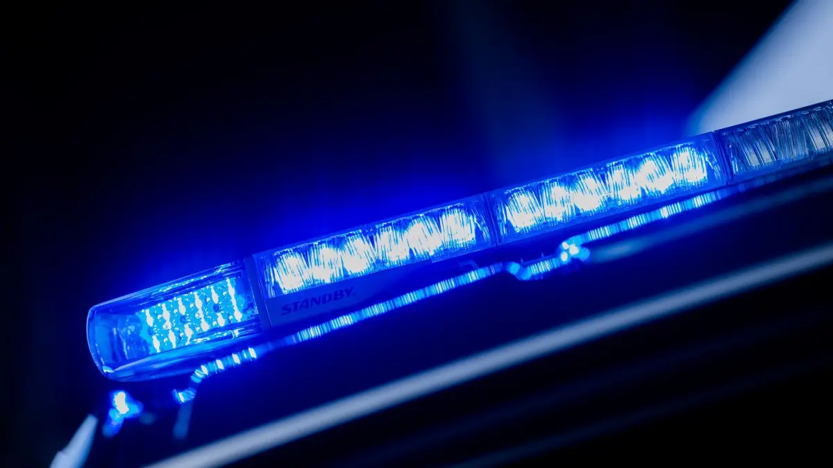 Polizei Nordrhein-Westfalen: ARCHIV - 07.03.2024, Nordrhein-Westfalen, Düsseldorf: Ein Blaulicht leuchtet auf einem Einsatzfahrzeug der Polizei. (zu dpa: «Maskierte überfallen Imbiss – Mitarbeiter angeschossen») Foto: Rolf Vennenbernd/dpa +++ dpa-Bildfunk +++