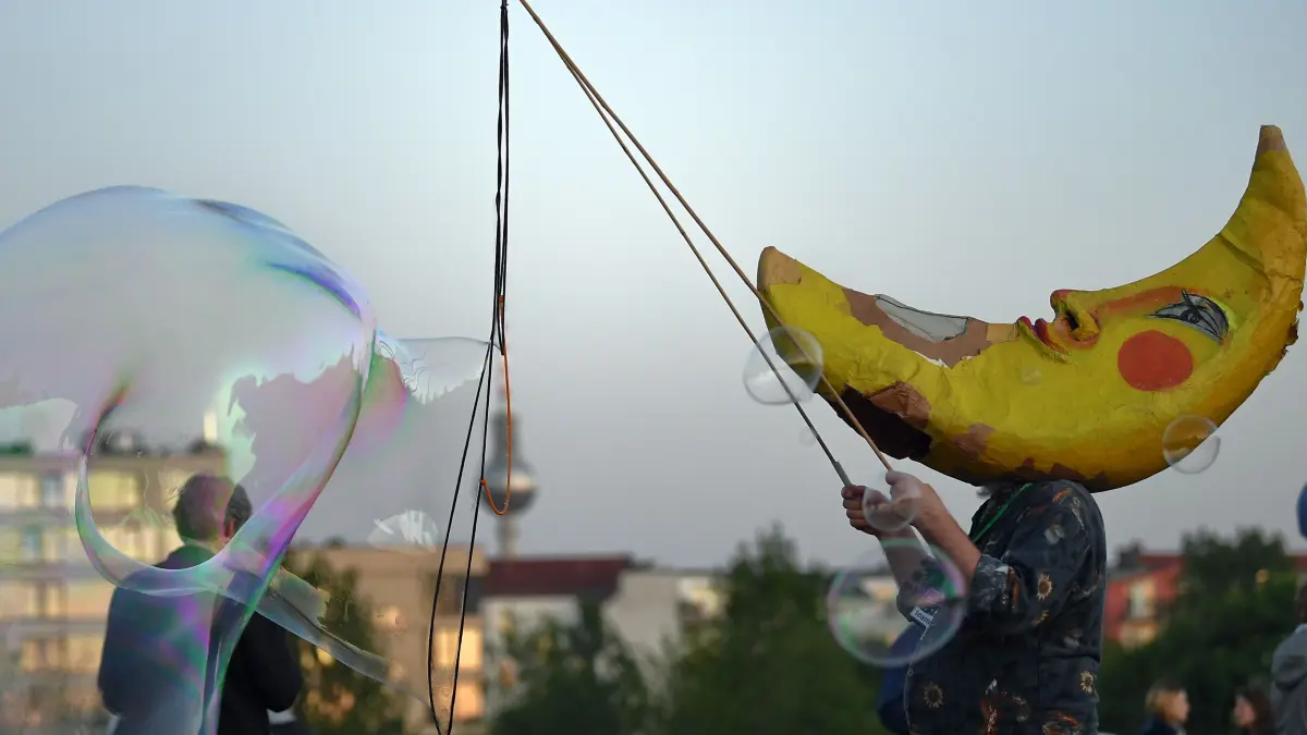 30.04.2018, Berlin: Ein Künstler zaubert Seifenblasen in der Walpurgisnacht im Mauerpark in den Himmel. Foto: Britta Pedersen/dpa-Zentralbild/dpa ++ +++ dpa-Bildfunk +++