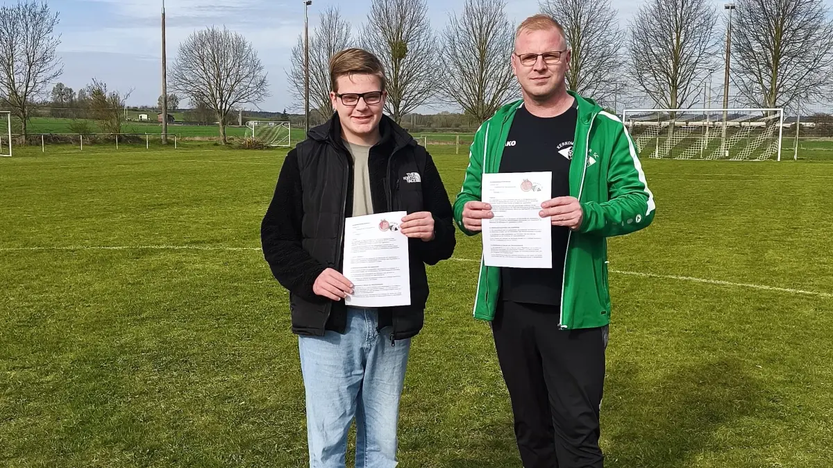 Noel Lux vom Jugendbeirat Angermünde (l.) und Sören Kalz, Vorstandsvorsitzender des Kerkow SC, verständigten sich auf eine Partnerschaft zwischen dem Verein und dem Beirat. Wie soll diese künftig aussehen?