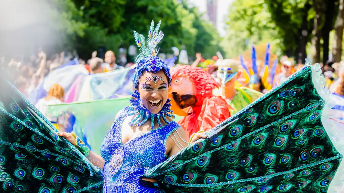 Eine Darstellerin tritt beim Umzug des Karnevals der Kulturen in Berlin-Kreuzberg auf. Nach dreimaliger pandemiebedingter Absage findet das Straßenfest wieder statt und erreicht mit dem Umzug seinen Höhepunkt. +++ dpa-Bildfunk +++