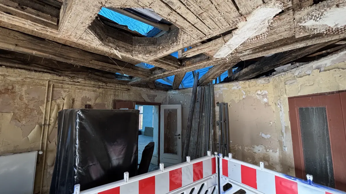 Am 27. August 2026 brannte es in der Kühlung der Trauerhalle. Das Feuer griff auf die Haupthalle des denkmalgeschützten Gebäudes auf dem Hauptfriedhof in Frankfurt (Oder) an. Wann die Räumlichkeiten in der Kühlung wieder genutzt werden können, ist noch offen.