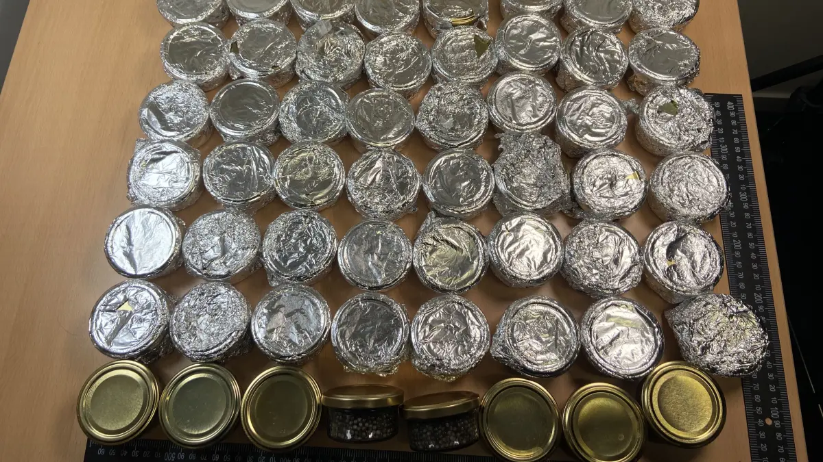 Die Gläser mit dem geschmuggelten Kaviar liegen nun beim Zoll.