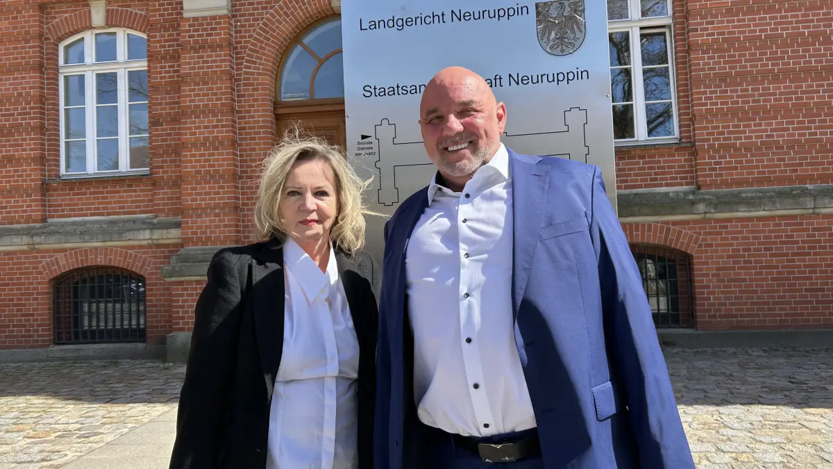 Zeigten sich nach der Verhandlung vor dem Landgericht Neuruppin gegen Rheinsbergs Bürgermeister Frank-Rudi Schwochow zufrieden: Jens Clausen und Anwältin Betina Herbst.