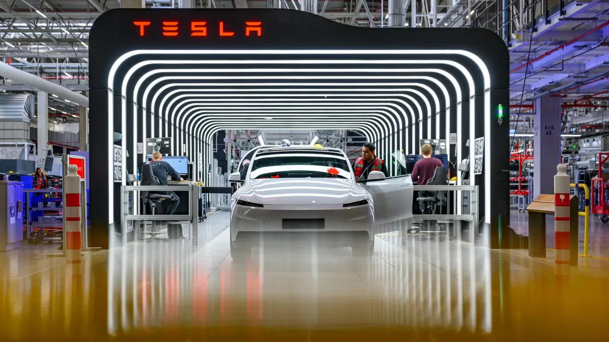 Tesla will Mitarbeiterzahl in deutschem Werk aufstocken: 23.04.2026, Brandenburg, Grünheide: In der Gigafactory Berlin-Brandenburg werden Fahrzeuge vom Typ Tesla Model Y bei der Endkontrolle überprüft. Der US-Elektroautobauer Tesla will die Zahl der Beschäftigten in seinem einzigen europäischen Autowerk in Grünheide bei Berlin kurzfristig um 1.000 aufstocken. Das teilte das Unternehmen der Deutschen Presse-Agentur mit. Damit würden dort 11.700 Menschen arbeiten. Tesla begründet die Steigerung mit gestiegener Nachfrage. Vor etwas mehr als zwei Jahren arbeiteten dort rund 12.400 Beschäftigte. Foto: Patrick Pleul/dpa +++ dpa-Bildfunk +++