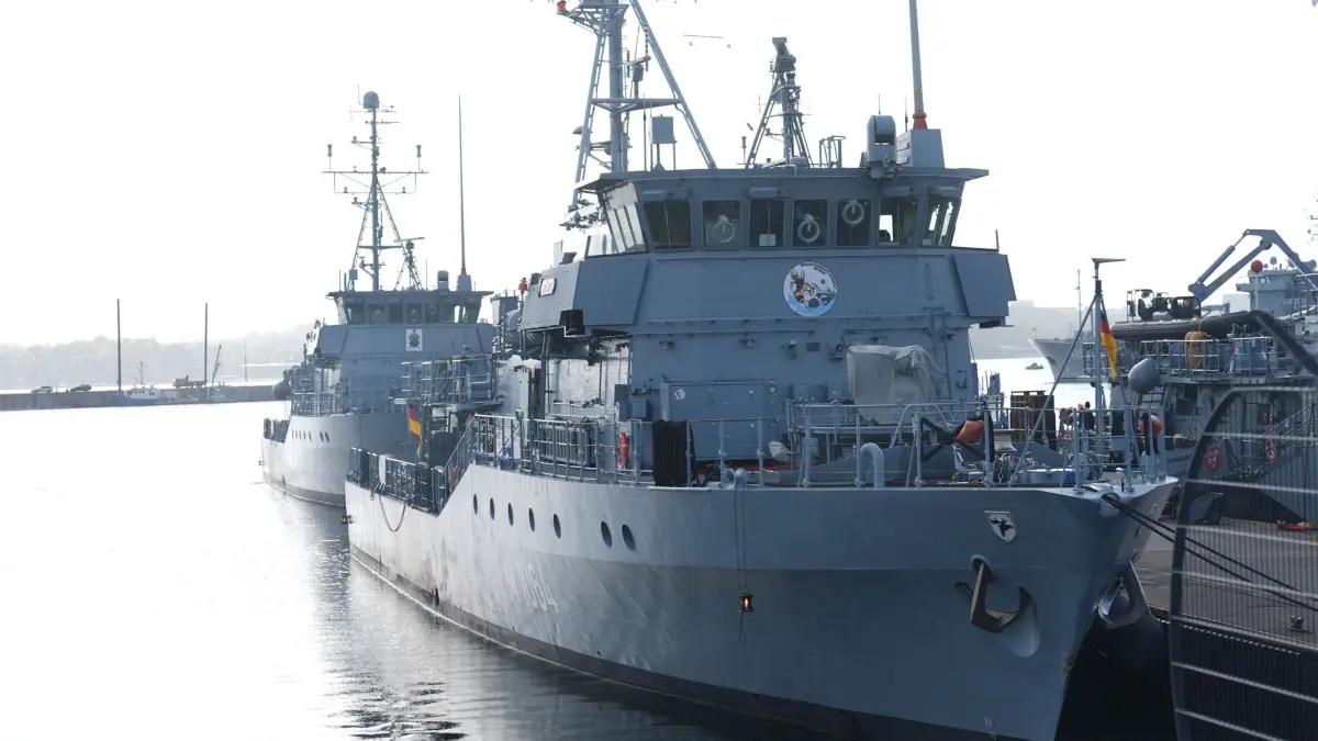 Pressekonferenz der Deutschen Marine zur Minenabwehr: 23.04.2026, Schleswig-Holstein, Kiel: Minenjagdboote der Deutschen Marine liegen am Kai am Marinestützpunkt Kiel. Die Marine stellt Verfahren, Technologien und Plattformen zur Minenabwehr vor. Foto: Marcus Brandt/dpa +++ dpa-Bildfunk +++