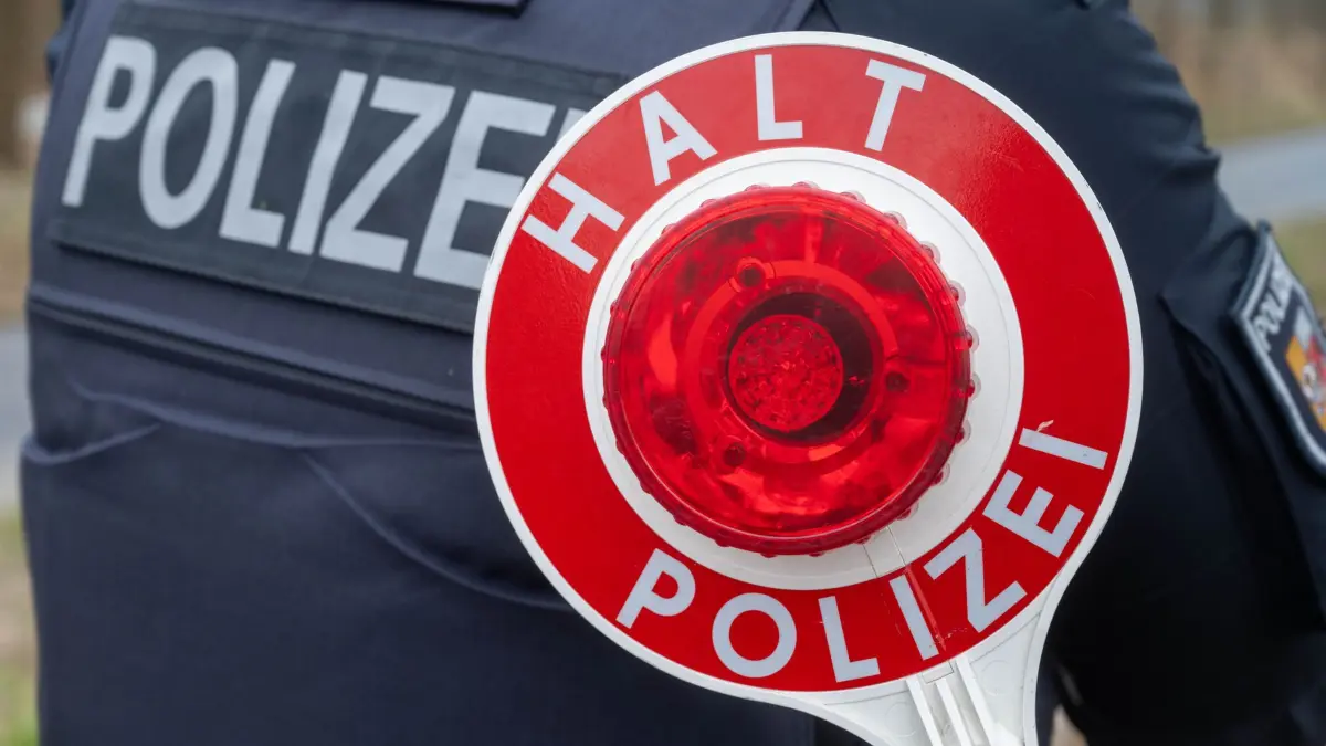 Start der themenorientierten Verkehrskontrollen: ARCHIV - 04.03.2025, Mecklenburg-Vorpommern, Bergen: Ein Polizist hält eine Kelle zum Anhalten von Autos anlässlich der Verkehrskontrollen der Kampagne "Fahren.Ankommen.LEBEN!". Den ganzen März hindurch will die Polizei bei Verkehrskontrollen den Fokus auf Ablenkungen im Straßenverkehr setzen. (zu dpa: «Autofahrer fährt Polizistin bei Kontrolle an») Foto: Stefan Sauer/dpa +++ dpa-Bildfunk +++