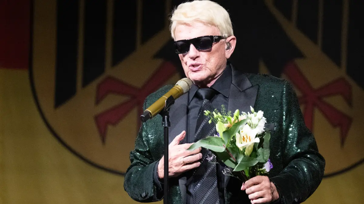 Schlager- und Volksmusikstar Heino steht während eines Konzerts seiner Tour „Made in Germany“ in der Börse Coswig auf der Bühne. +++ dpa-Bildfunk +++