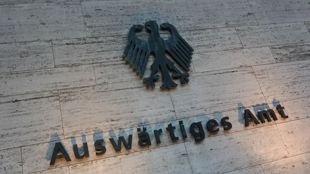 Das deutsche Wappen und der Schriftzug "Auswärtiges Amt" sind an einer Außenwand am Eingang zum Auswärtigen Amt angebracht. (zu dpa: "Auswärtiges Amt will Reisewarnung für Israel aussprechen") +++ dpa-Bildfunk +++